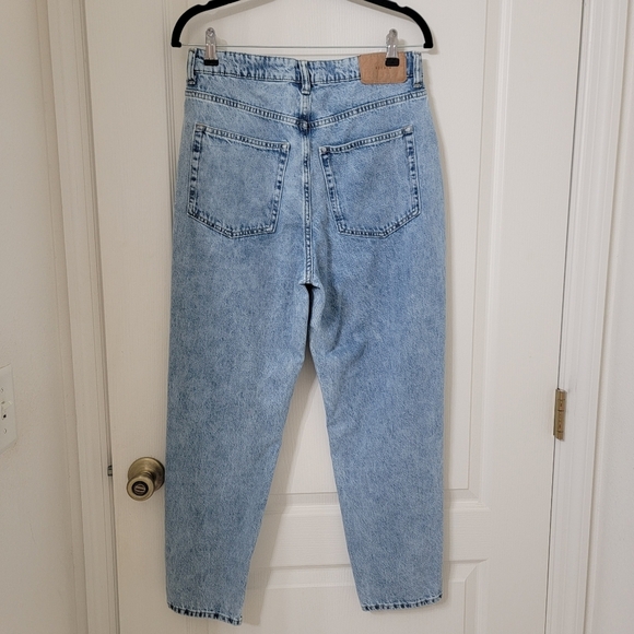H&M  Size 8 Loose Mom Jeans, Light Wash, Distressed, Gently Used Condition - Picture 3 of 13